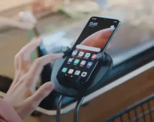 Metro geht neue Wege in der Diebstahlsicherung beim Self-Scanning: Mit der Kamera der Kunden-Smartphones überwacht die Software, dass keine Produkte in den Einkaufswagen gelegt werden, die nicht gescannt wurden. (Foto: Nomitri)