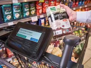 With its large-format display, Smart Shopper offers customers comprehensive information about their shopping. Customers still have to register items with its built-in hand scanner. In future, this will be done by a camera. (Photo: Edeka Südwest/Michael Bode)
