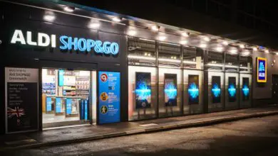 Große Info-Flächen am Eingang der neuen Aldi Shop&Go Test-Filiale in UK erklären, wie das Einkaufen im neuen High-Tech-Store funktioniert. (Foto: Aldi)