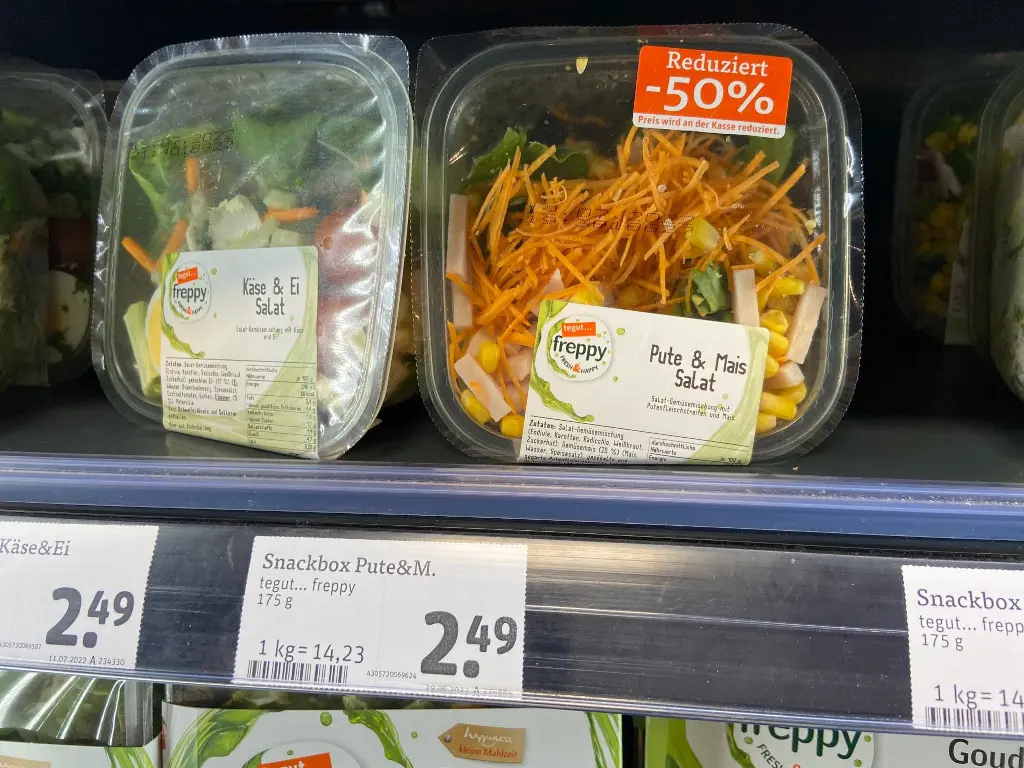 Bei Tegut wird für ein Eigenmarkenprodukt aus dem Frischebereich ein 50%-Aufkleber für die Preisreduktion genutzt. (Foto: Retail Optimiser)
