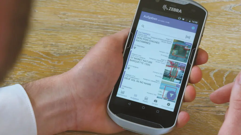 Via the Captana app, store employees are shown individual tasks on their mobile data capture device. (Photo: Captana / SES Imagotag)