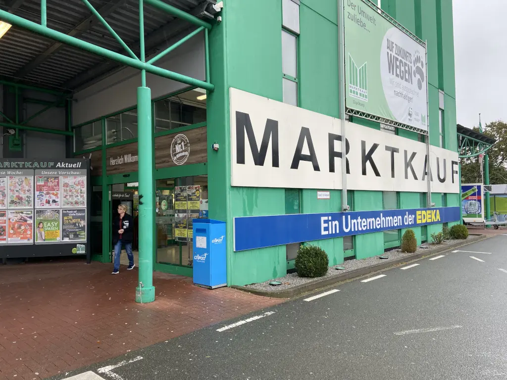 Marktkauf Espelkamp: The entrance area of the 6,500 square metre hypermarket.