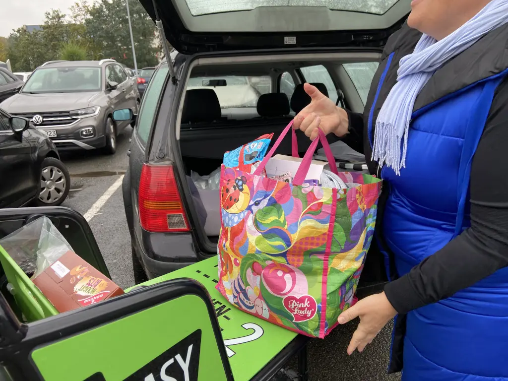 Marktkauf Espelkamp: A customer can load her shopping bag directly into the boot without having to lift it.
