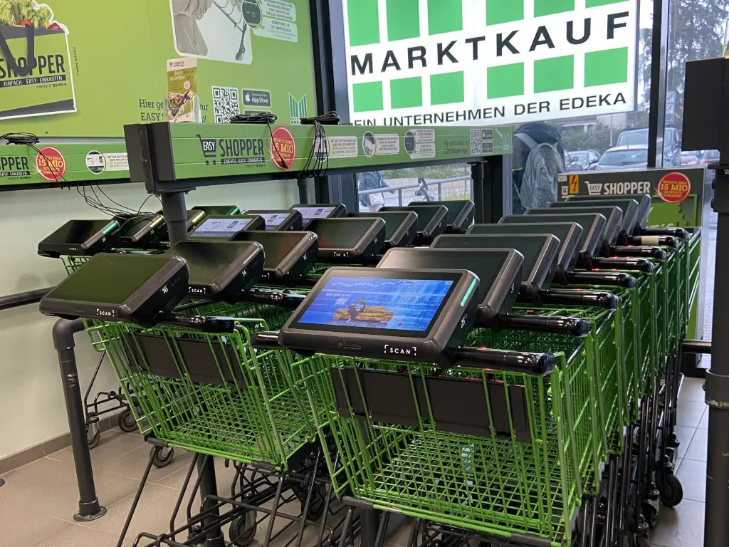 Marktkauf Lübbecke: 30 Easy Shoppers-Light are available for customers in the entrance area.