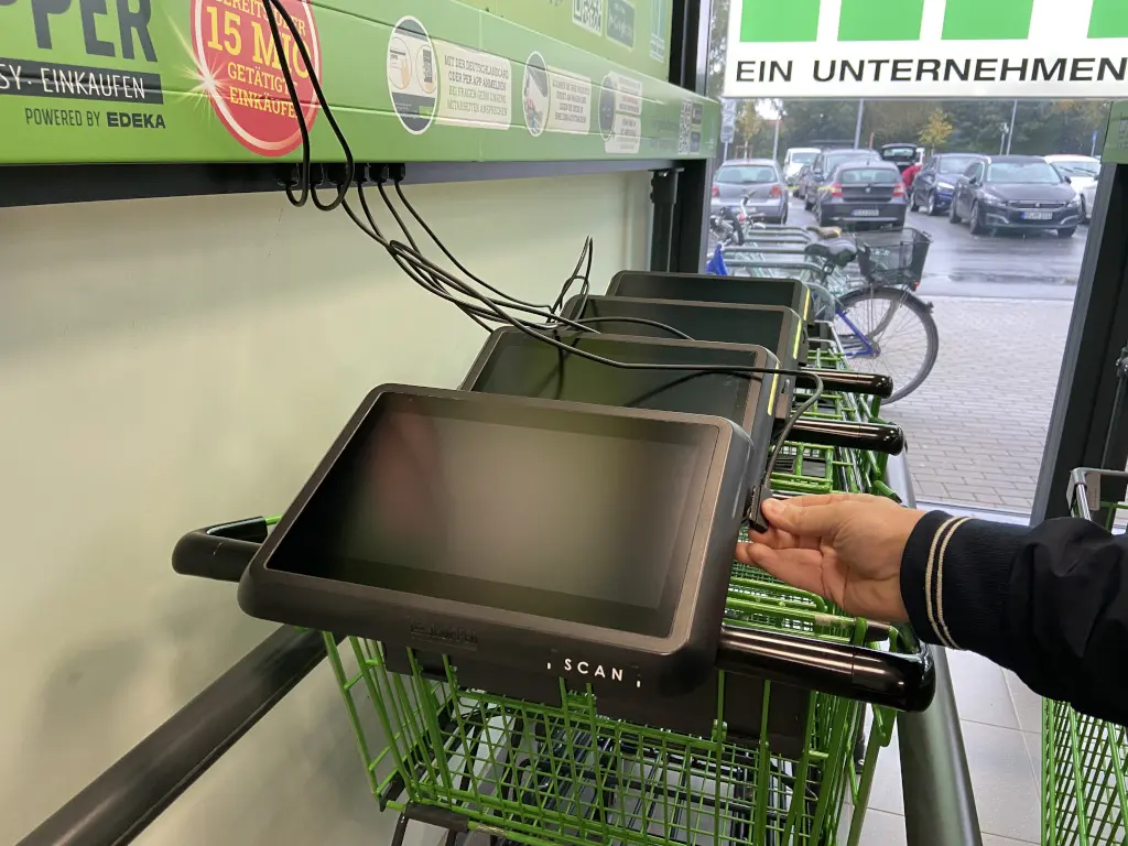 Marktkauf Lübbecke: Systems are refuelled with electricity overnight using special charging cables.