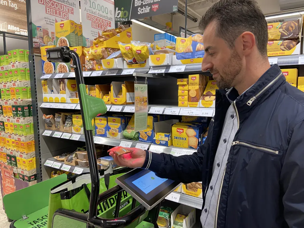 Marktkauf Espelkamp: The Easy Shopper Premium scanner is located above the touchscreen.