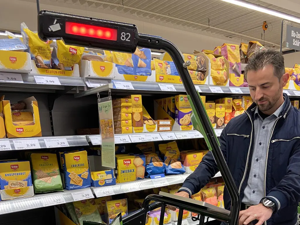 Marktkauf Espelkamp: A red signal on the shopping trolley indicates to employees that a customer needs assistance.