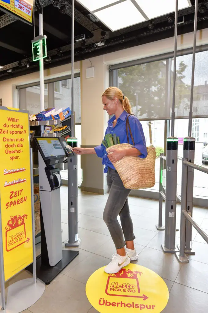 Kunden können ihre Waren in der Regensburger Pick&Go-Filiale von Netto an den Fast-Exit-Terminals überprüfen, bestätigen und bezahlen und erhalten ihrem Bon noch im Store. (Foto: Netto)