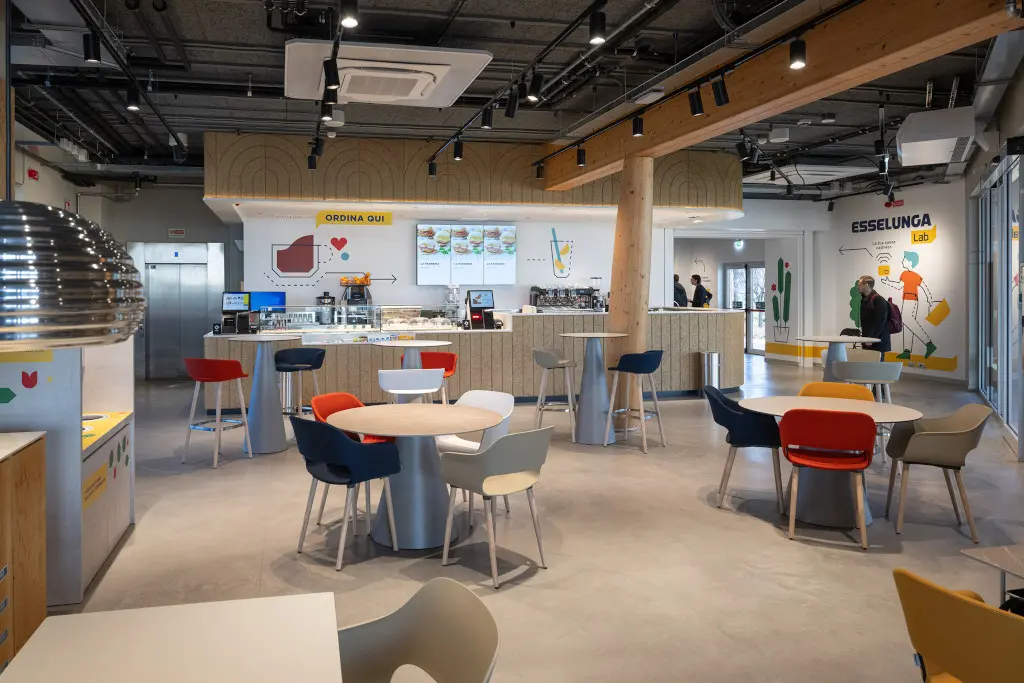 Furniture items such as counters, tables and chairs are made from recycled or recyclable materials (Photo: Esselunga)