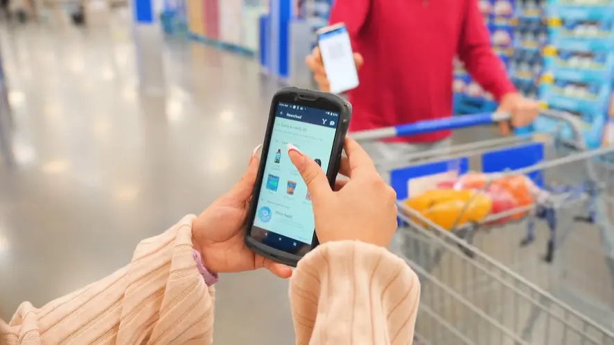 Die Mitarbeiter sehen eine Liste der Produkte, die der Kunde gekauft hat, sowie die Bilder des Warenkorbs auf dem Gerät. (Foto: Walmart)