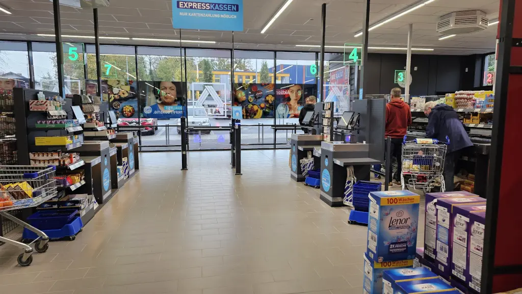 Um den Self-Checkout-Bereich in Richtung Ausgang verlassen zu können, muss der Kunde ein Gate durch Einscannen eines Codes öffnen, den er auf seinem Kassenbon findet. (Foto: Retail Optimiser)
