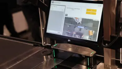 Diebold Nixdorf's fraud prevention software detects operating errors at SCOs, for example, when customers pass an item past the scanner without actually scanning it, when the barcodes of products are exchanged or when a customer leaves the checkout area without paying. (Photo: Diebold Nixdorf)