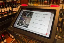 When the new version of KBST's digital shopping cart detects an error during scanning, the tablet PC shows the customer a video sequence illustrating the possible error. (Photo: KBST)