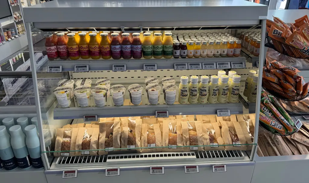 3. Die Technologie im Store passt die Temperatur individuell für jeden Schrank an. KI steuert die Temperaturregelung und verlängert die Haltbarkeit der Produkte.