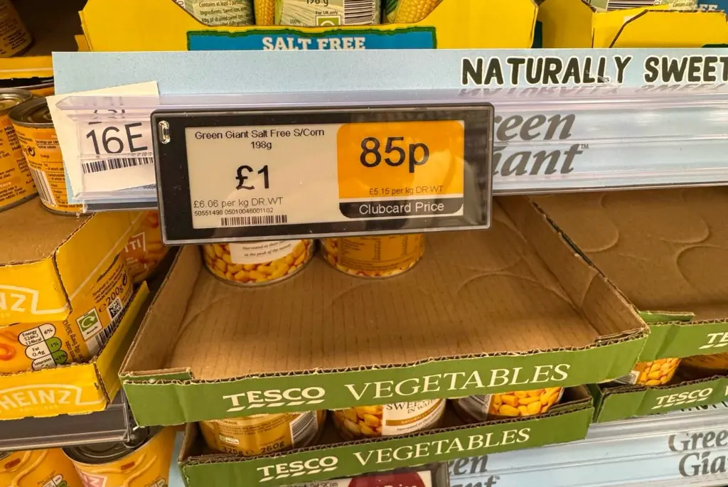 VusionGroup-Labels im Tesco Extra in Royston zeigen regulären und Clubcard-Preis.