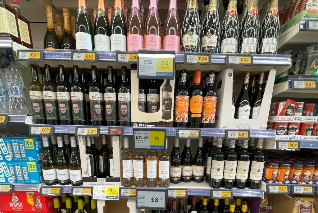 Tesco testet ESLs von Hanshow in St Neots – Clubcard-Preise sind farbig hinterlegt prominent hervorgehoben.