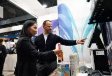 Trinh Le-Fiedler, CEO und Co-Founder von Nomitri, und Michael Scheibner, CEO von GK, präsentieren auf der NRF 2025 die Integration der Computer-Vision-Lösungen von Nomitri in die Cloud4Retail-Plattform von GK. (Foto: GK Software)