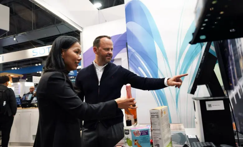 Trinh Le-Fiedler, CEO und Co-Founder von Nomitri, und Michael Scheibner, CEO von GK, präsentieren auf der NRF 2025 die Integration der Computer-Vision-Lösungen von Nomitri in die Cloud4Retail-Plattform von GK. (Foto: GK Software)