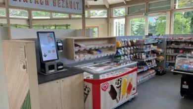 Die rund um die Uhr geöffneten Smart Kioske von Lekkerland, wie dieser hier in der Schön Klinik in Schönau im Berchtesgadener Land, wurden mit den Lösungen der VusionGroup ausgestattet. (Foto: VusionGroup)