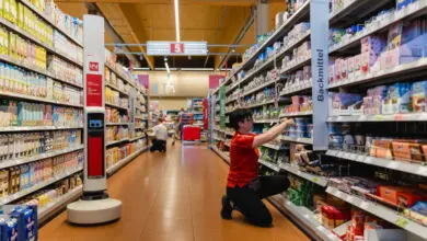 The robot from Simbe Robotics automatically checks product availability at Interspar in Eisenstadt, helping employees with replenishment tasks. (Photo: Spar Austria / Wearegiving)