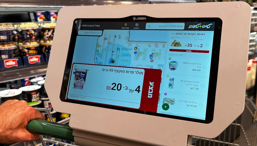 Die Einkaufswagen des israelischen Einzelhandels-Unternehmens Tiv Taam sind mit Tablets und Handscannern von Zebra ausgestattet, welche die KI-gestützte Retail Media-Plattform von Catch nutzen, um gezielte Werbeansprache zu ermöglichen. (Foto: Zebra Technologies)