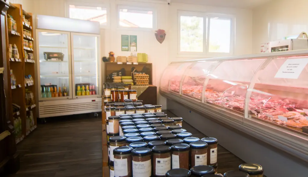 Im Store übernimmt das Smartphone des Kunden die Rolle des Scanners. Der Bezahlvorgang läuft digital in der App ab, sodass keine stationäre Kasse notwendig ist.