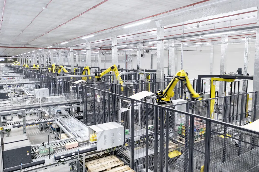 In Coop Sweden’s new distribution centre in Eskilstuna, 95 per cent of the order picking processes are automated with robots – also for palletising. (Photo: SSI Schäfer)