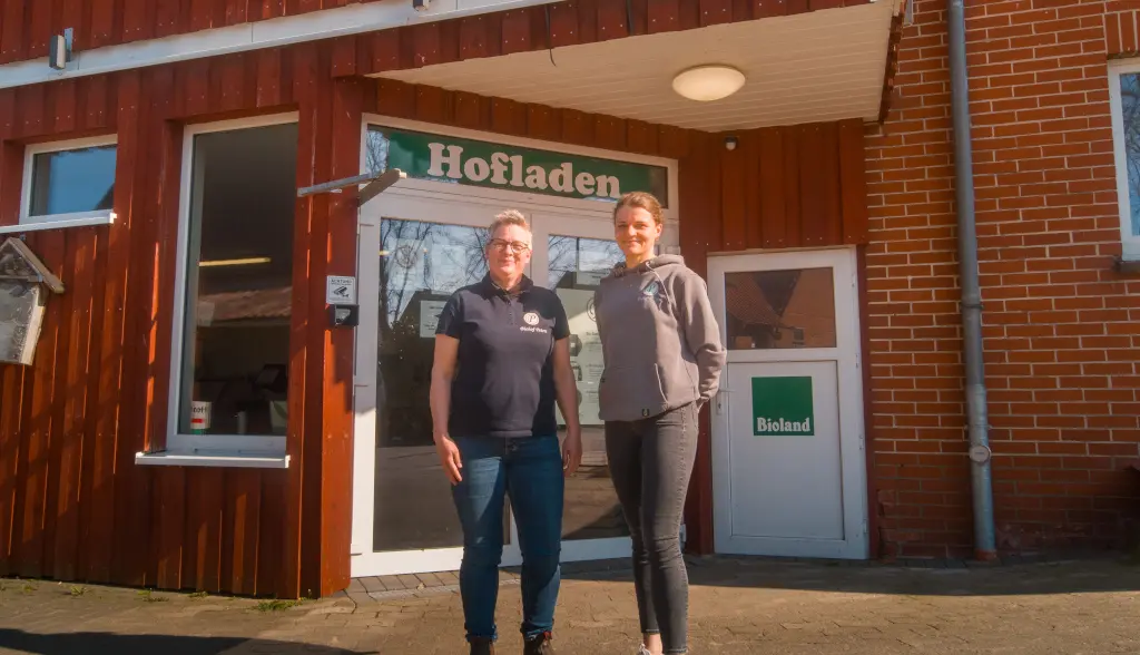 Kerstin Peters betreibt ihren Hofladen seit 2010 und verkauft dort Fleischerzeugnisse aus eigener Schlachtung sowie kleines Vollsortiment vom Bio-Großhandel. Sie entschied sich 2024, ihren Hofladen auf das System von Lokbest umzustellen.