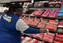 Mitarbeiter von Walmart überwachen Frischeprodukte mithilfe von RFID-fähigen Etiketten, die auf Artikelebene Echtzeitdaten zum Bestand und zur Haltbarkeit liefern. (Foto: Walmart)