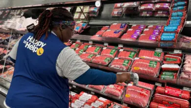 Mitarbeiter von Walmart überwachen Frischeprodukte mithilfe von RFID-fähigen Etiketten, die auf Artikelebene Echtzeitdaten zum Bestand und zur Haltbarkeit liefern. (Foto: Walmart)