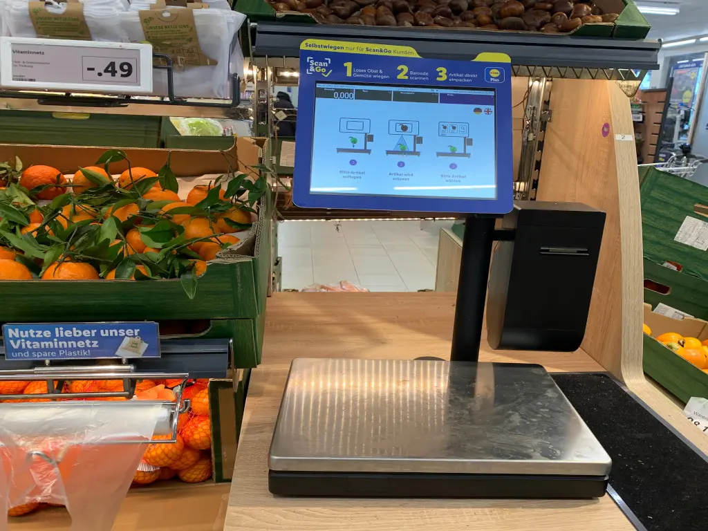 Lidl explains to its self-scanning customers at Mettler Toledo's AI-supported scales the simple process of automatic item recognition in the fruit and vegetable department.