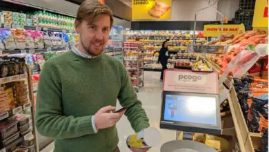 Shopreme’s CEO Florian Burgstaller testet beim kanadischen Discounter No Frills die Scan & Pay-Funktion seines Unternehmens. (Foto: Shopreme)