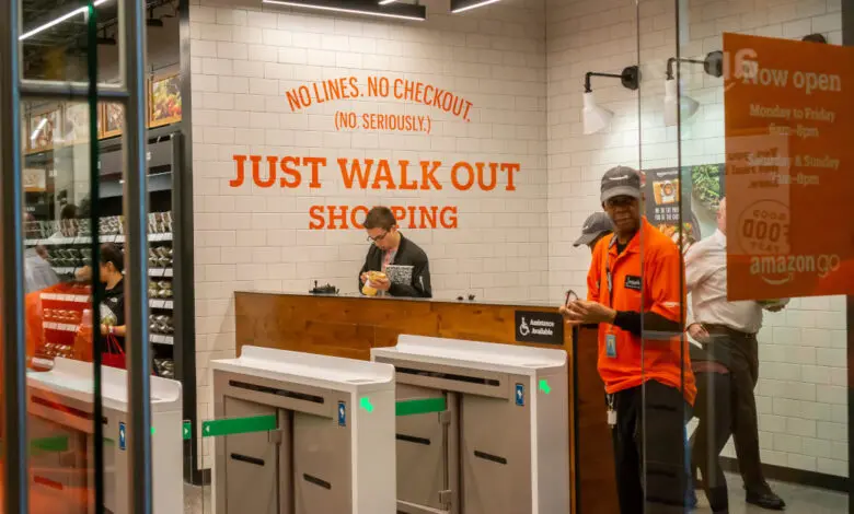 Amazon schließt alle seine physischen Vertriebsstätten ohne Kassen wie diesen Amazon Go in New York. (Foto: Alamy / Richard Levine)