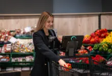 Der UltimateShopper Plus begleitet Kunden durch den gesamten Einkaufsprozess. (Foto: J.D. Geck GmbH)