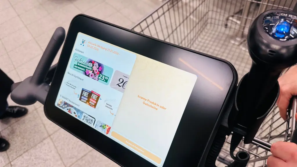 Georg Jos. Kaes zeigt für den Start seinen aktuellen Handzettel auf dem smarten Einkaufswagen an. (Foto: Björn Weber / Retail Optimiser)