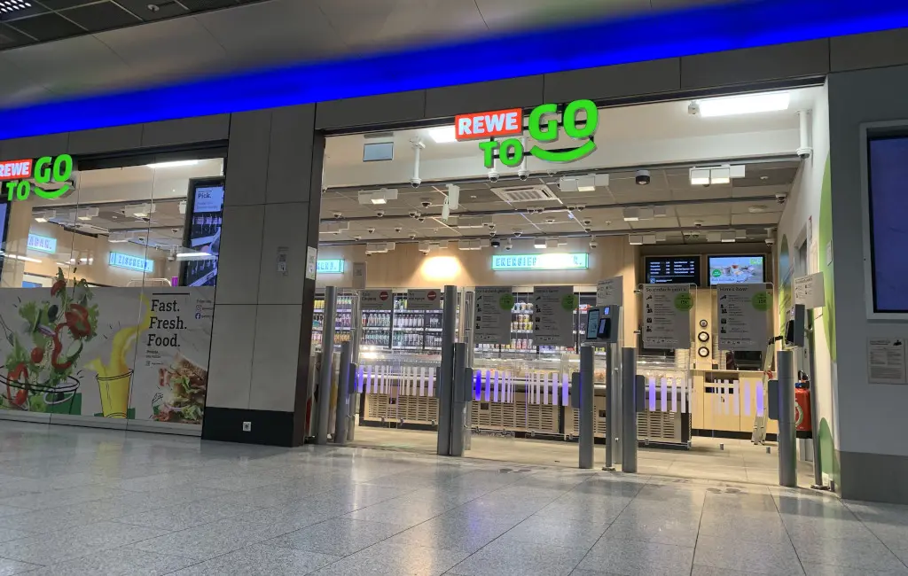 Travellers enter Lekkerland’s store, operated under the Rewe To Go brand, through clearly marked gates that explain the procedure. (Photo: The Retail Optimiser)