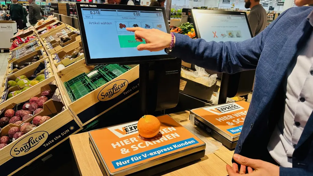 Ohne orangenen Aufkleber auf die Wiegefläche ekennt die KI-Wage von Mettler Toledo auch andere Obstsorten. (Foto: Björn Weber / Retail Optimiser)