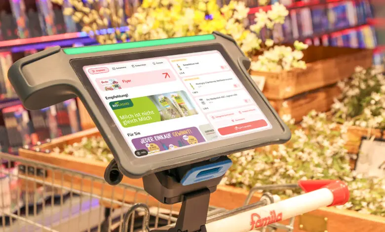 Since November 2025, customers can convert the shopping trolleys at the Famila supermarket in Altenholz into smartcarts by attaching the smart devices. (Photo: Shopreme)