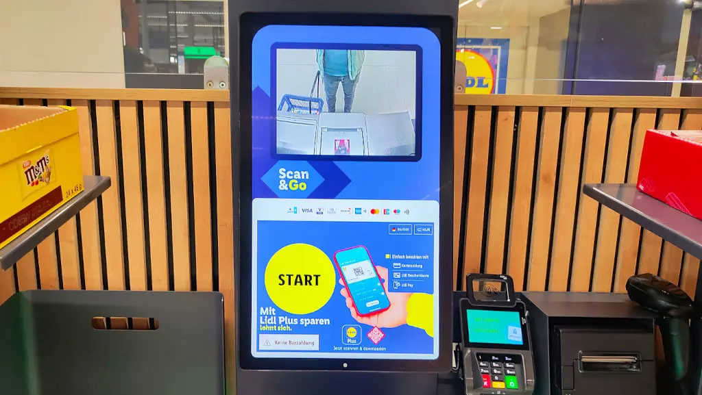 Zur Abschreckung von Dieben zeigt Lidl kontinuierlich das Livebild der Überkopf-Kamera auf dem oberen Teil des großen Displays. (Foto: Supermarktblog)