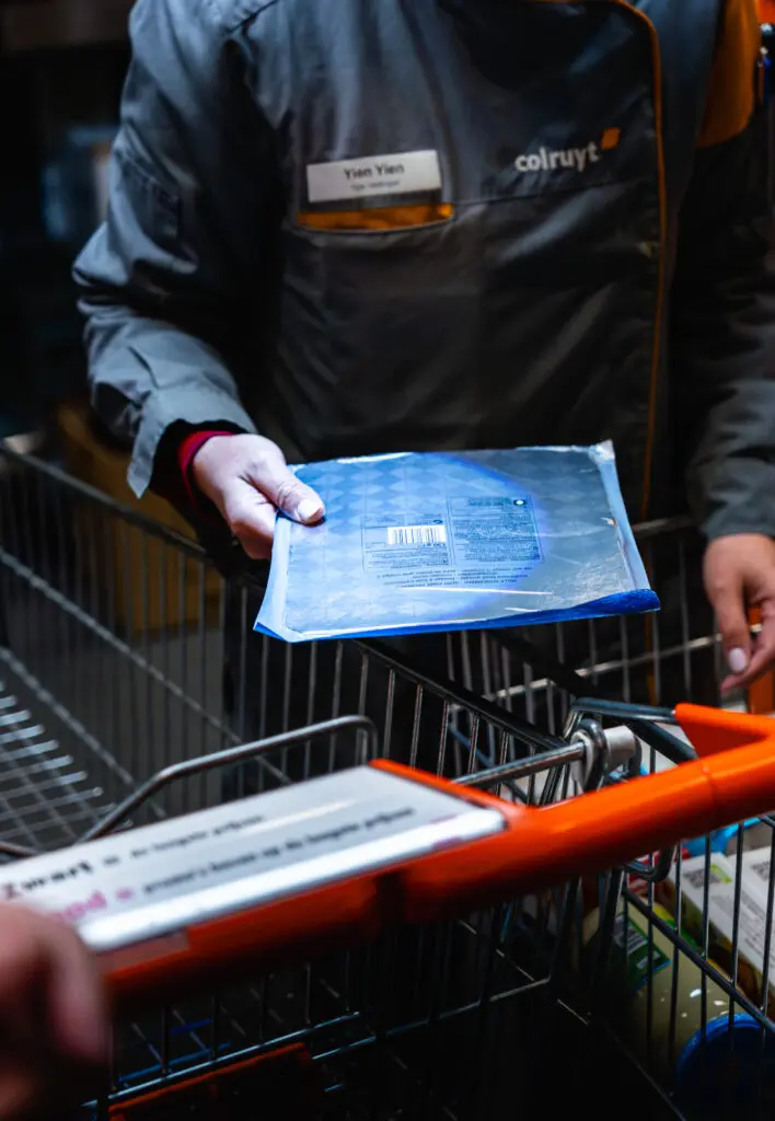 With Easy Checkout, a product's barcode is scanned as soon as it passes through a light-marked area between the shopping trolleys. (Photo: Colruyt)