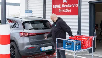 Customers at the Rewe Center in Euskirchen can now pick up their online orders without having to leave their cars. (Photo: Rewe Group)