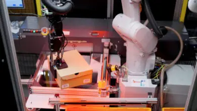 The challenge of shoeboxes: Nomagic robots have learnt to handle units that are open at the top. (Photo: Zalando)