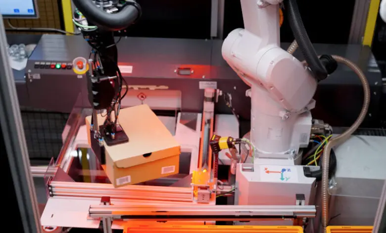 Problemfall Schukarton: Nomagic-Roboter haben gelernt, auch oben offene Einheiten zu bewegen. (Foto: Zalando)