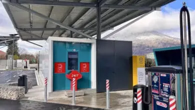 Ouidrop’s standalone pickup station allows 24/7 collection of online grocery orders – here for customers of Coopérative U. (Photo: Ouidrop)