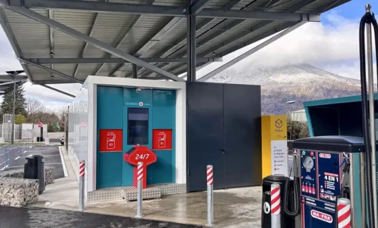 Ouidrop’s standalone pickup station allows 24/7 collection of online grocery orders – here for customers of Coopérative U. (Photo: Ouidrop)