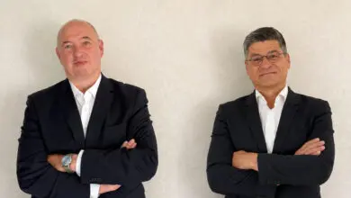 Frank Austel, CAS AG (left in the photo), and Christian Tabernig, former sales director at Lobster Data, lead Geqoio. (Photo: Geqoio / AI montage)