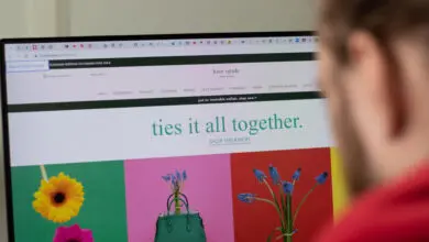 Die auf Edel-Handtaschen spezialisierte Vertriebslinie Kate Spade setzt als erstes öffentlich genanntes Handelsunternehmen den KI-Shopping-Assistenten von Amazon ein. (Foto: Postmodern Studios / Alamy)