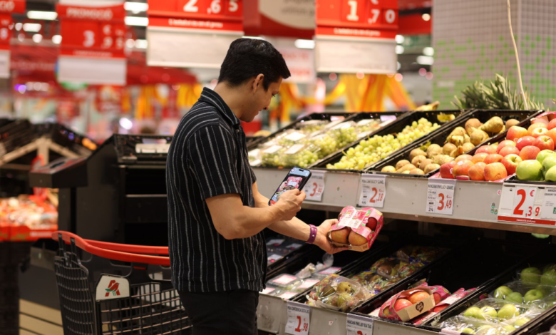 Kunden von Auchans spanischer Vertriebslinie Alcampo können direkt am Regal Produkte mit ihrem Smartphone scannen. (Foto: Auchan Retail)