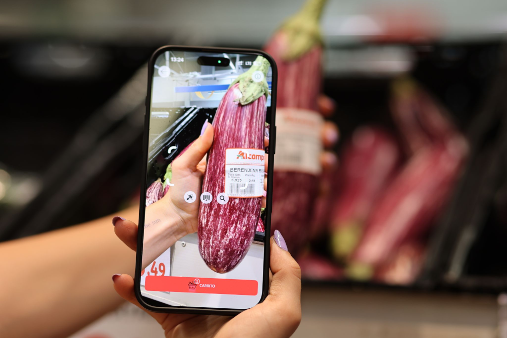 Shoppers scan individual products via the Club Alcampo app. (Photo: Auchan Retail)