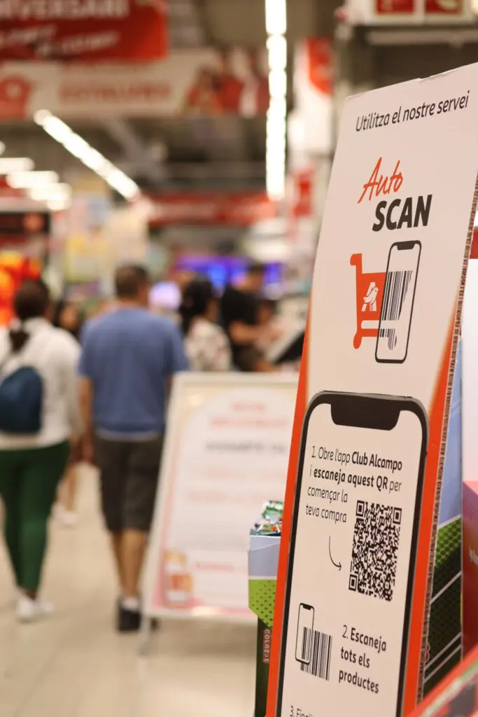 Alcampo explains AutoScan at the entrance and allows customers to activate the service via a QR code. (Photo: Auchan Retail)